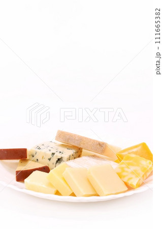 チーズ盛り合わせ　明るい背景　チェダー　ゴーダ 111665382