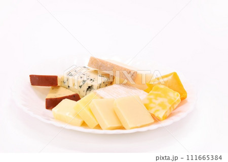チーズ盛り合わせ　明るい背景　チェダー　ゴーダ 111665384