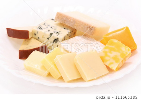 チーズ盛り合わせ　明るい背景　チェダー　ゴーダ 111665385