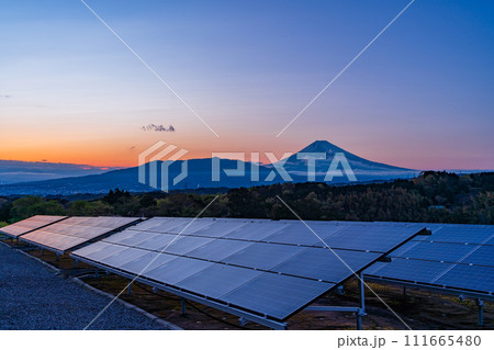 夕陽に染まるソーラーパネルと富士山 111665480