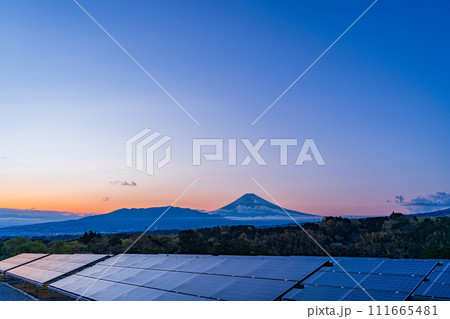 夕陽に染まるソーラーパネルと富士山 111665481