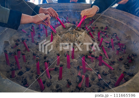 お線香の煙を浴びて心身を浄める献香所(川崎大師平間寺) お線香の煙を浴びて心身を浄める献香所(川崎大師平間寺) 111665596