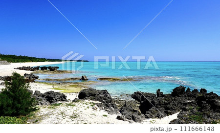 鹿児島県与論島の大金久海岸の海の風景 111666148