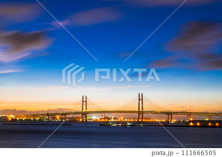 横浜ベイブリッジ　夏の夜明け 111666505