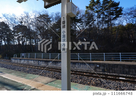 清里駅のホームの行き先表示 111666748