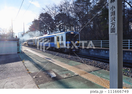 清里駅のホームに入ってくるディーゼルカー 111666749