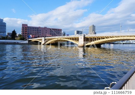 隅田川に架かる蔵前橋 111666759