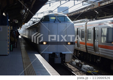 名古屋駅に停車する特急サンダーバード 名古屋駅に停車する特急サンダーバード 111666926