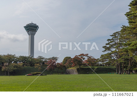 日本 北海道函館市にある五稜郭公園から見える五稜郭タワー 日本 北海道函館市にある五稜郭公園から見える五稜郭タワー 111667021