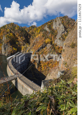 日本　北海道札幌市南区定山渓にある豊平峡ダムと定山湖と紅葉 111667029