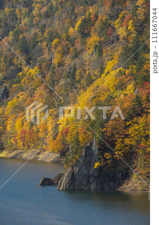 日本　北海道札幌市南区定山渓にある豊平峡ダムのダム湖、定山湖と紅葉 111667044