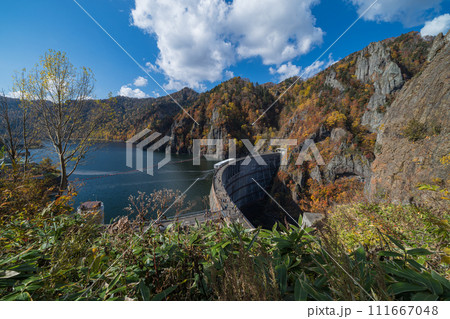 日本 札幌市南区定山渓にある豊平峡ダムと定山湖と紅葉 日本 札幌市南区定山渓にある豊平峡ダムと定山湖と紅葉 111667048