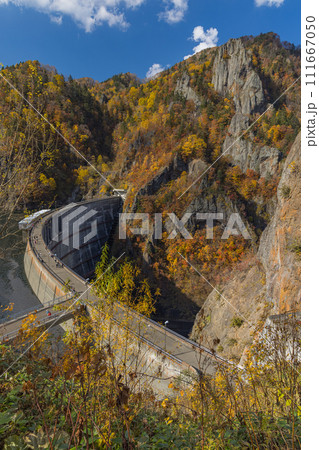 日本　札幌市南区定山渓にある豊平峡ダムと定山湖と紅葉 111667050