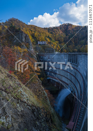 日本　北海道札幌市南区定山渓にある豊平峡ダムの放流とダムから見える渓谷と紅葉 111667071