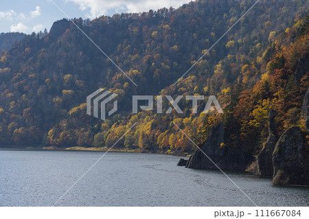 日本　北海道札幌市南区定山渓にある豊平峡ダムのダム湖、定山湖と紅葉 111667084
