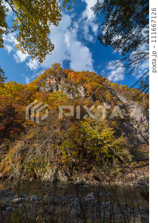 日本 北海道札幌市南区定山渓の豊平川沿いのかっぱ淵と紅葉 日本 北海道札幌市南区定山渓の豊平川沿いのかっぱ淵と紅葉 111667126