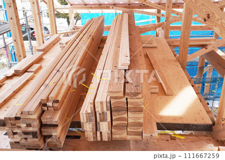木造新築住宅の建築現場 111667259