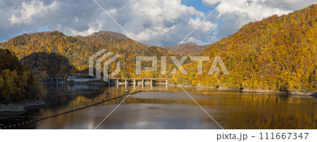 日本　北海道札幌市南区定山渓の定山渓ダムによって出現した人造湖、さっぽろ湖と紅葉 111667347