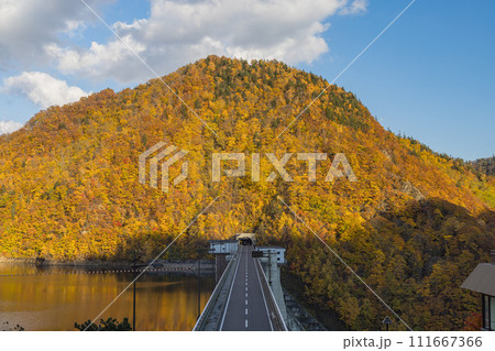 日本 北海道札幌市南区定山渓の定山渓ダムによって出現した人造湖、さっぽろ湖と紅葉 日本 北海道札幌市南区定山渓の定山渓ダムによって出現した人造湖、さっぽろ湖と紅葉 111667366