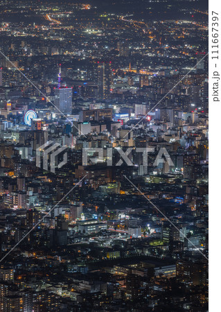 日本　北海道札幌市中央区にある藻岩山山頂展望台からの夜景 111667397