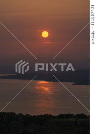 日本　北海道函館市にある函館山展望台から見える津軽海峡と夕日 111667431