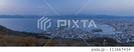 日本　北海道函館市にある函館山展望台から見える夕暮れ時の市街地の街並みと津軽海峡 111667434