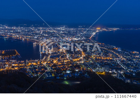 日本　北海道函館市にある函館山展望台から見える市街地の夜景と津軽海峡 111667440