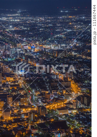 日本　北海道函館市にある函館山展望台から見える市街地の夜景 111667444