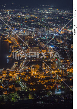 日本　北海道函館市にある函館山展望台から見える市街地の夜景と函館港 111667622
