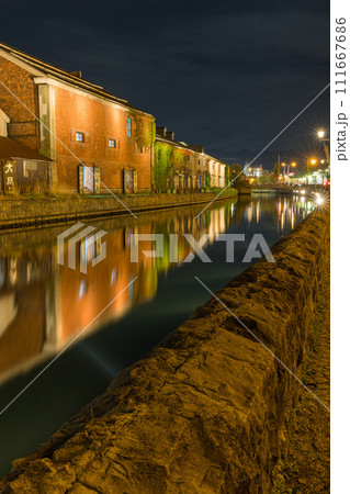 日本 北海道小樽市にある小樽運河沿いのガス灯に明かりが灯った夜景とライトアップされた石造倉庫群 日本 北海道小樽市にある小樽運河沿いのガス灯に明かりが灯った夜景とライトアップされた石造倉庫群 111667686