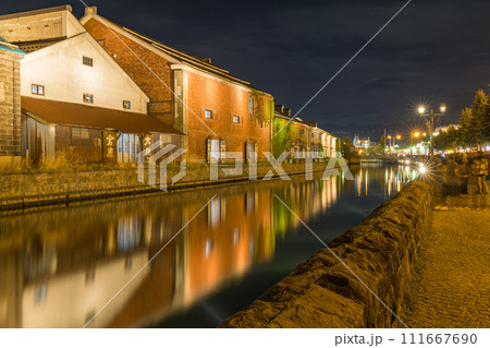日本 北海道小樽市にある小樽運河沿いのガス灯に明かりが灯った夜景とライトアップされた石造倉庫群 日本 北海道小樽市にある小樽運河沿いのガス灯に明かりが灯った夜景とライトアップされた石造倉庫群 111667690
