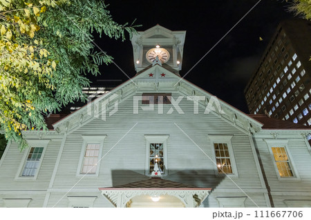 日本　北海道札幌市中央区のライトアップされた札幌市時計台 111667706