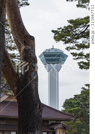 日本　北海道函館市にある五稜郭公園の箱館奉行所と後ろに見える五稜郭タワー 111667711