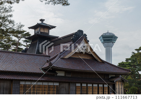 日本 北海道函館市にある五稜郭公園の箱館奉行所と後ろに見える五稜郭タワー 日本 北海道函館市にある五稜郭公園の箱館奉行所と後ろに見える五稜郭タワー 111667713