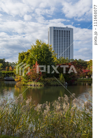 日本 北海道札幌市中央区にある中島公園の菖蒲池と紅葉 日本 北海道札幌市中央区にある中島公園の菖蒲池と紅葉 111668077