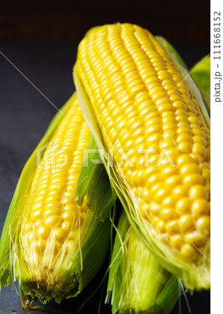 とうもろこし 111668152