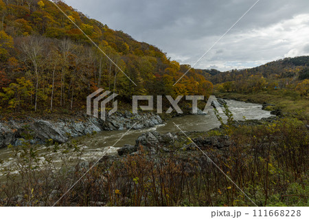 日本　北海道旭川市にある神居古潭の紅葉と石狩川 111668228