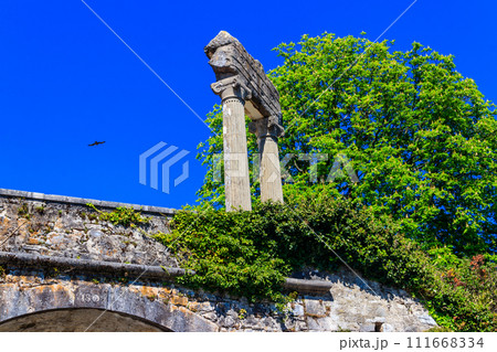 Ruins of ancient roman columns in Nyon, Switzerland 111668334