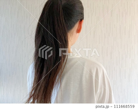 ポニーテールの女性 111668559