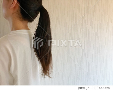 ポニーテールの女性 ポニーテールの女性 111668560