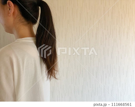 ポニーテールの女性 111668561