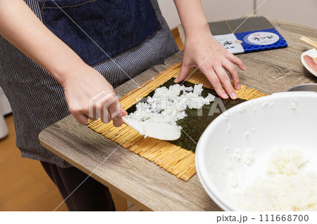 巻き寿司を手作りする主婦の手元 巻き寿司を手作りする主婦の手元 111668700