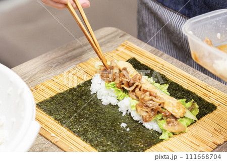 巻き寿司を手作りする主婦の手元 巻き寿司を手作りする主婦の手元 111668704