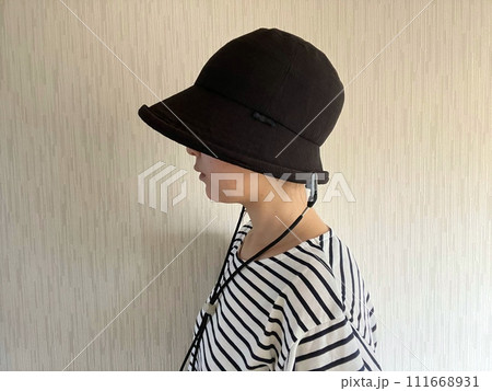 帽子をかぶった女性 帽子をかぶった女性 111668931
