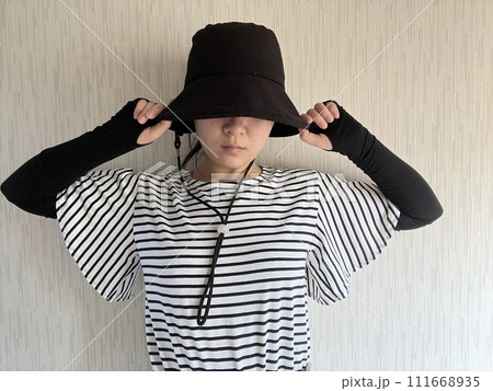 帽子をかぶった女性 帽子をかぶった女性 111668935