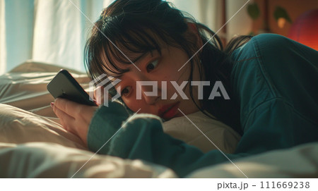 スマートフォンを見る女性 111669238