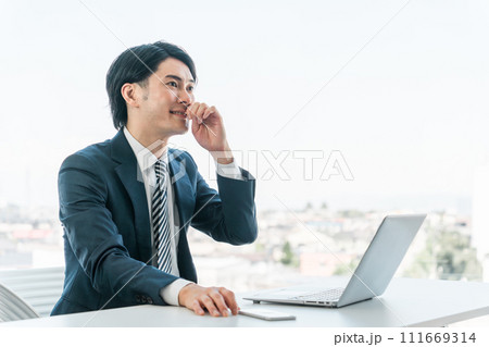 オフィスでカウンセリング・打ち合わせ・商談・提案する若いアジア人ビジネスマン オフィスでカウンセリング・打ち合わせ・商談・提案する若いアジア人ビジネスマン 111669314