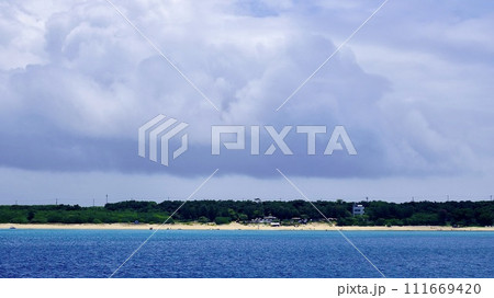 海から見た沖縄県の津堅島 海から見た沖縄県の津堅島 111669420