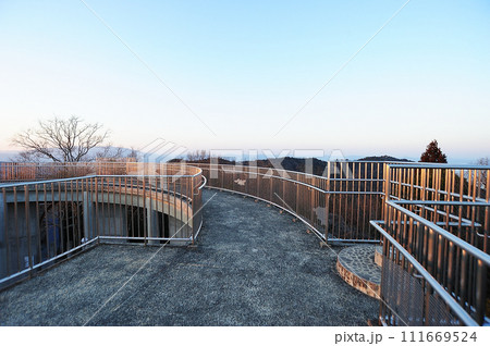 広島県呉市　豊浜町豊島　十文字山展望台　夕暮れ 111669524