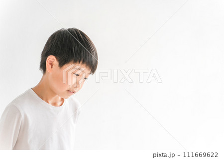 照れ屋の小学生低学年の男の子 111669622